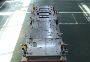 自動車射出型